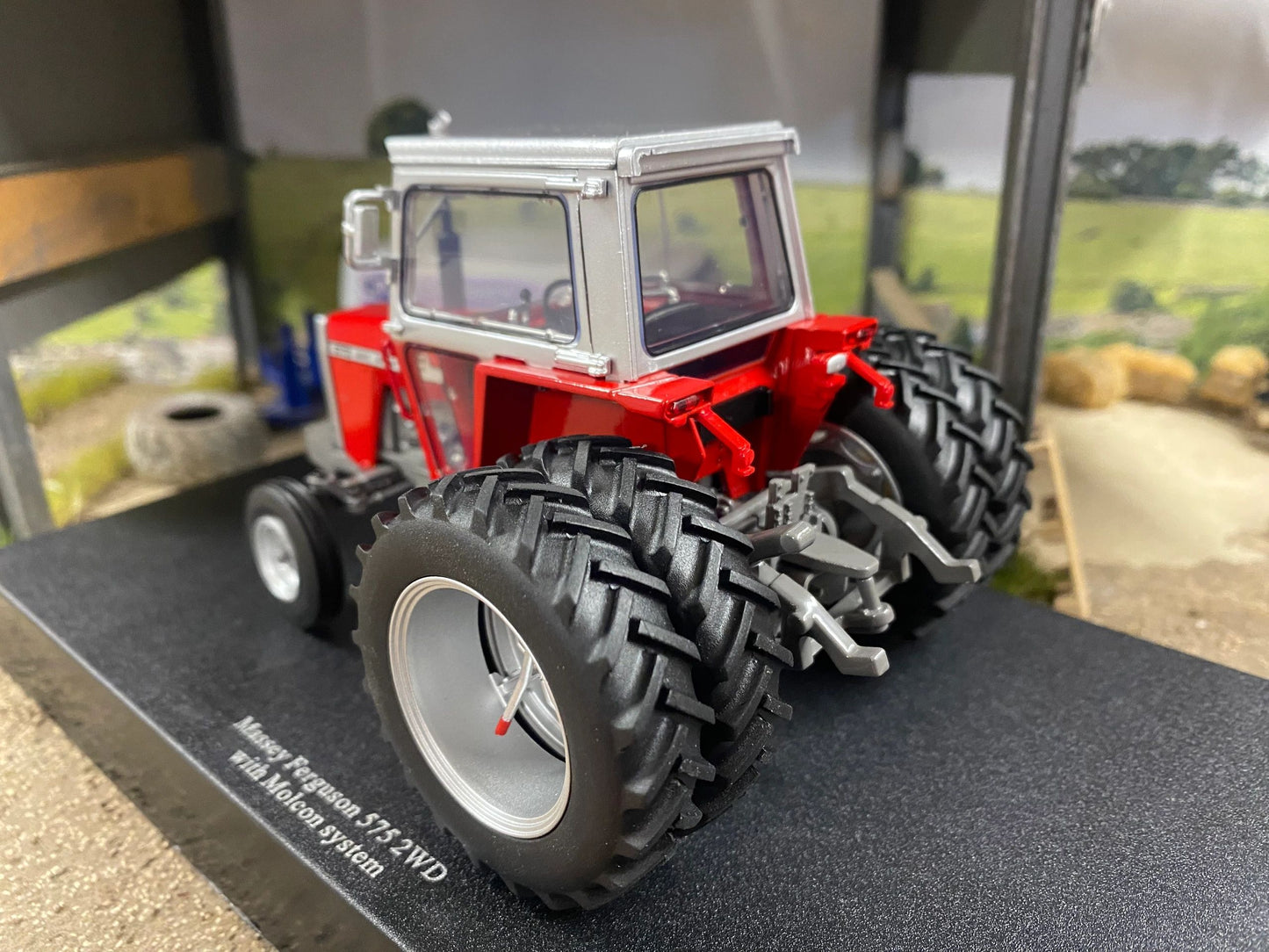 Limited Edition Universal Hobbies Massey Ferguson 575 2wd Tractor red silver cab rear Molcon duals BOXED 1:32 scale UH6767 Image 4
