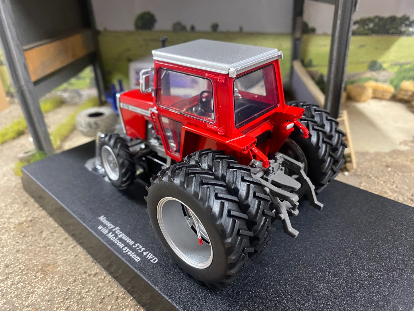 Limited Edition Universal Hobbies Massey Ferguson 575 4wd Tractor red cab rear Molcon duals BOXED 1:32 scale UH6765 Image 4