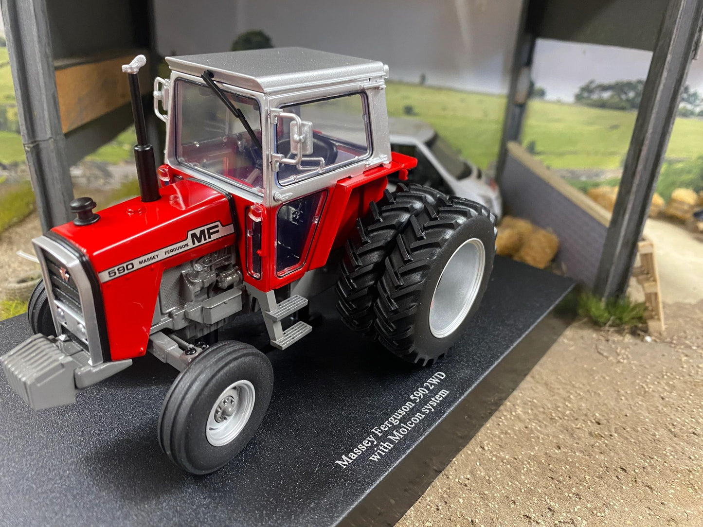 Limited Edition Universal Hobbies Massey Ferguson 590 2wd red silver cab rear Molcon duals BOXED 1:32 scale UH6768 Image 4