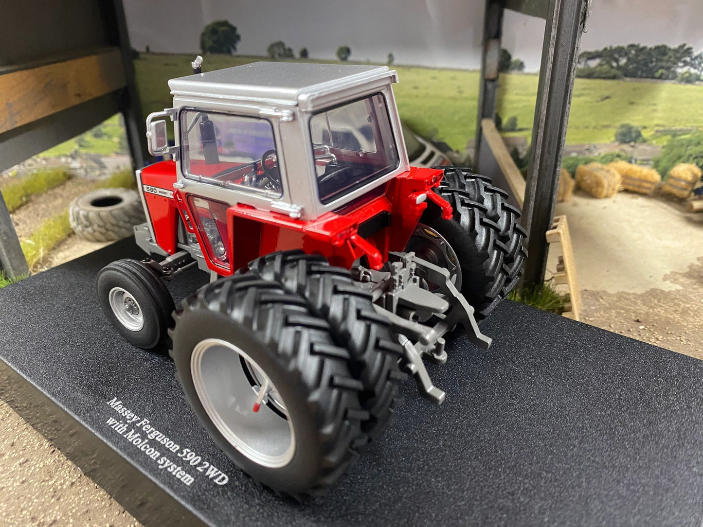 Limited Edition Universal Hobbies Massey Ferguson 590 2wd red silver cab rear Molcon duals BOXED 1:32 scale UH6768 Image 5