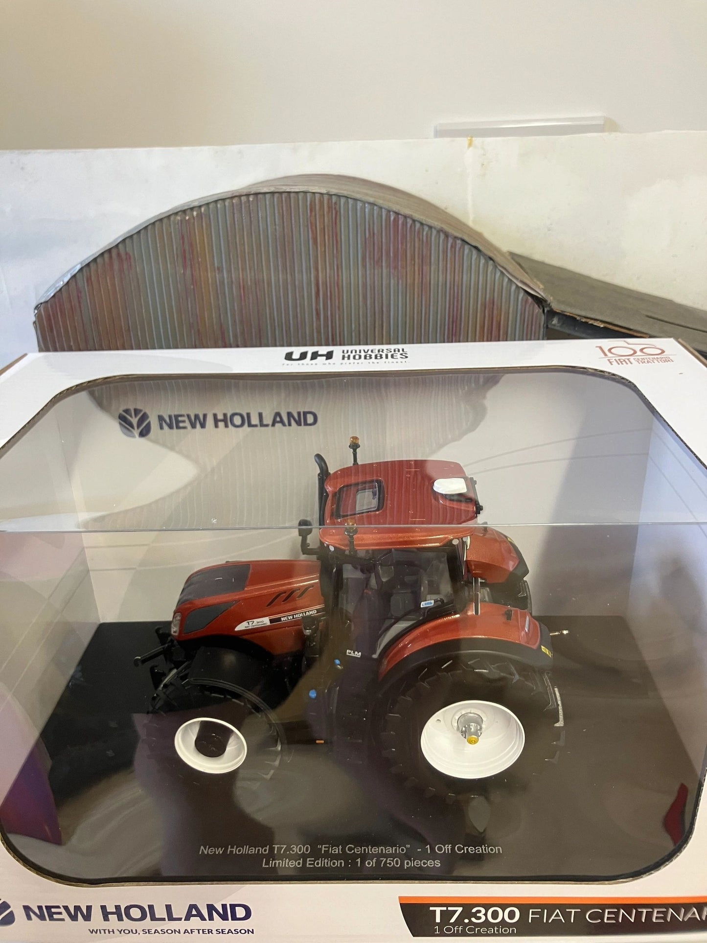 Limited Edition Universal Hobbies New Holland T7.300 Fiat Centenario Tractor BOXED 1:32 scale UH6797 Image 4