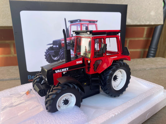 Limited Edition Valmet 2005 Tractor 1:32 scale Boxed Autocult Image 2