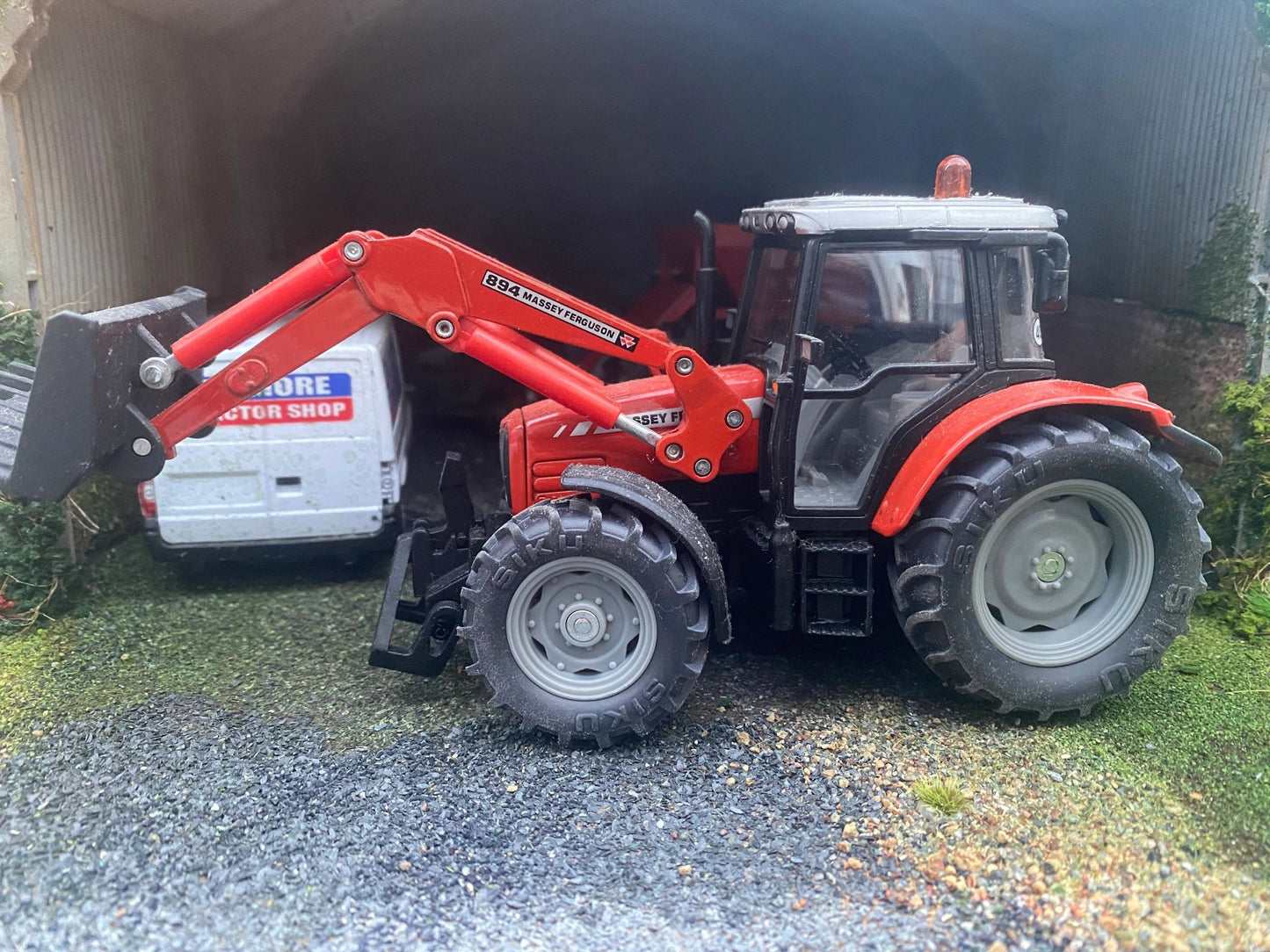 Massey Ferguson Tractor with 894 Front Loader 1:32 scale boxed Siku 3653 Image