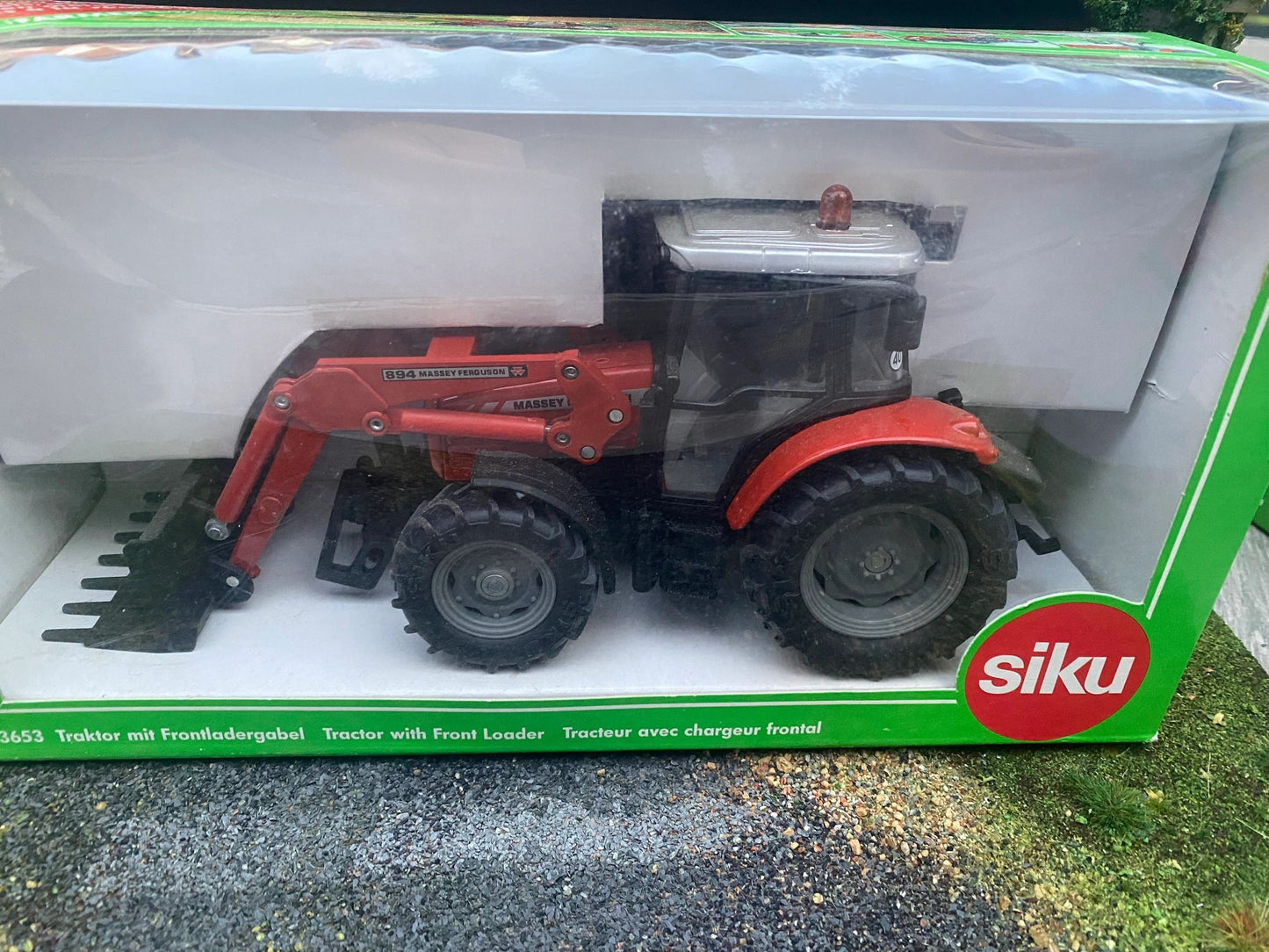 Massey Ferguson Tractor with 894 Front Loader 1:32 scale boxed Siku 3653 Image 4