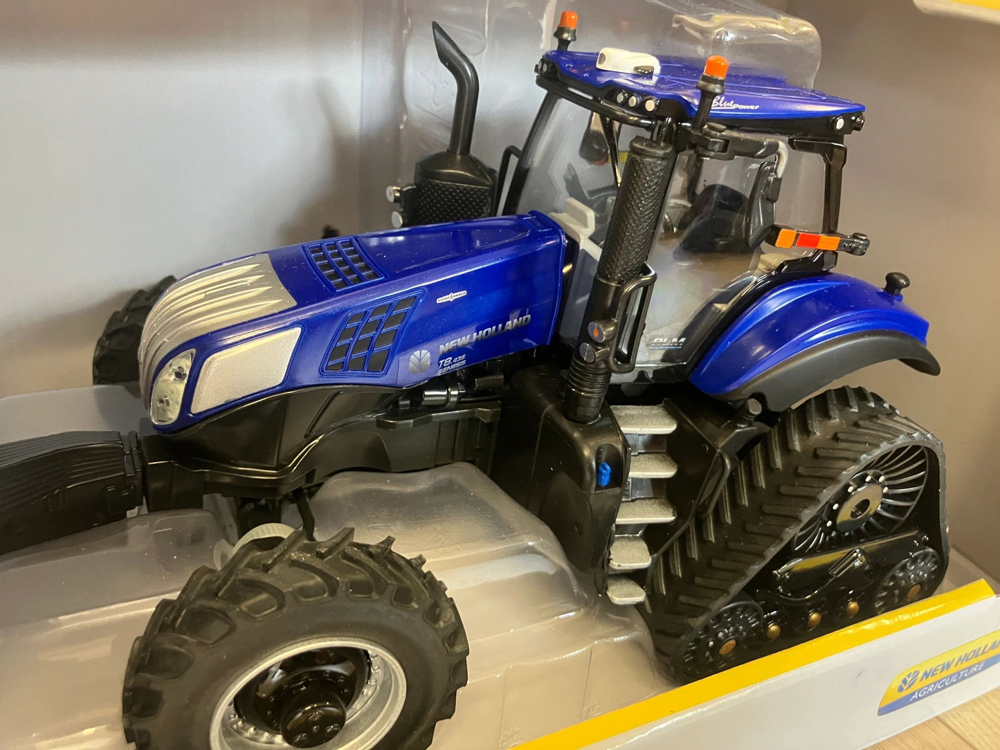 New Holland T8.435 Genesis SmartTrax Tractor 1:32 scale ERTL 13944 Image
