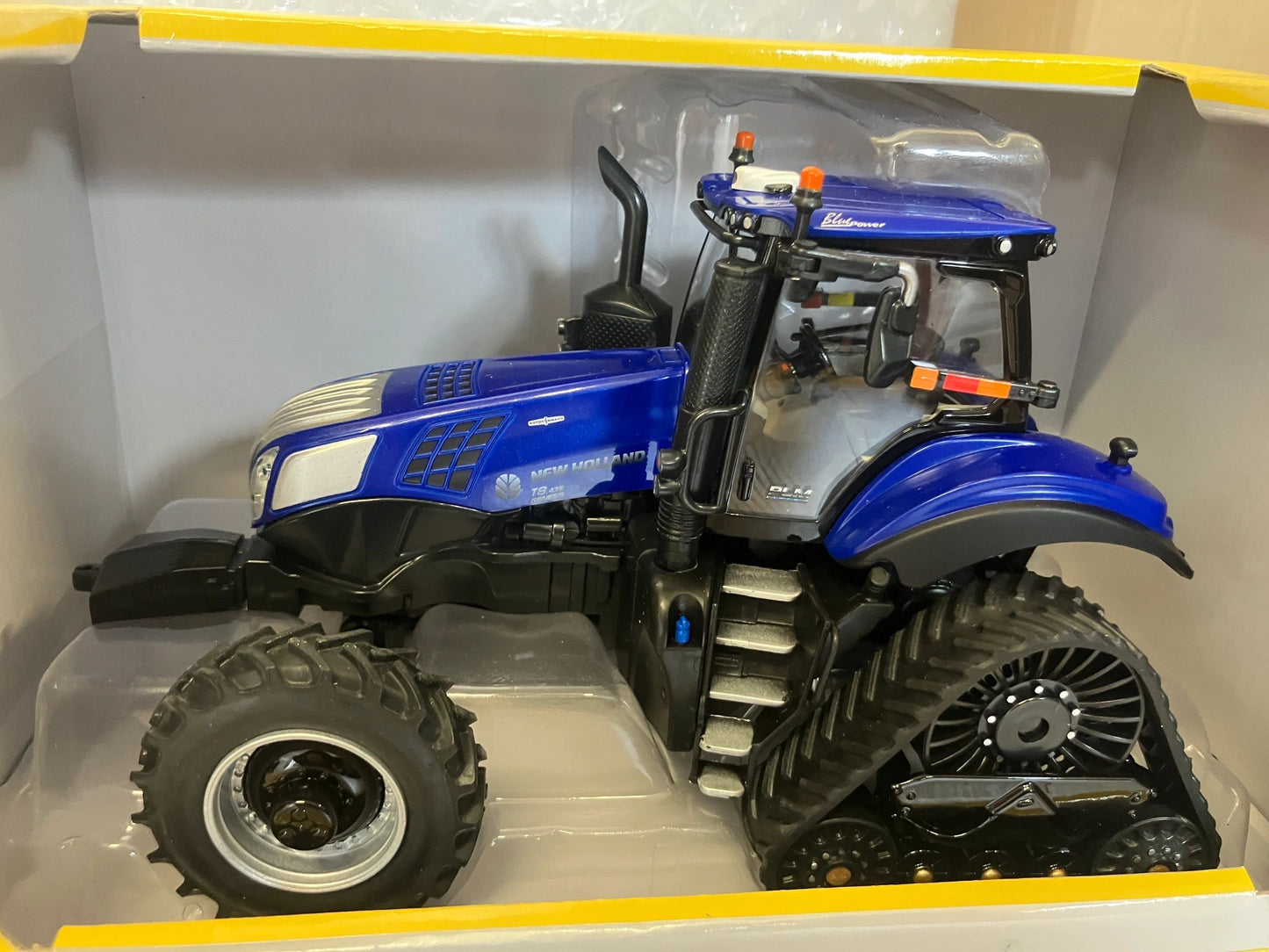 New Holland T8.435 Genesis SmartTrax Tractor 1:32 scale ERTL 13944 Image 4