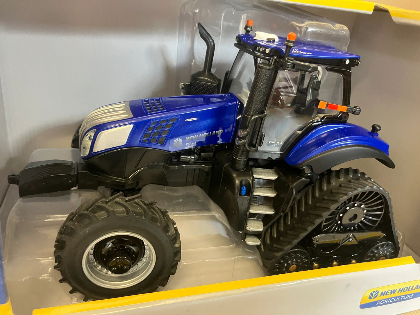 New Holland T8.435 Genesis SmartTrax Tractor 1:32 scale ERTL 13944 Image 5