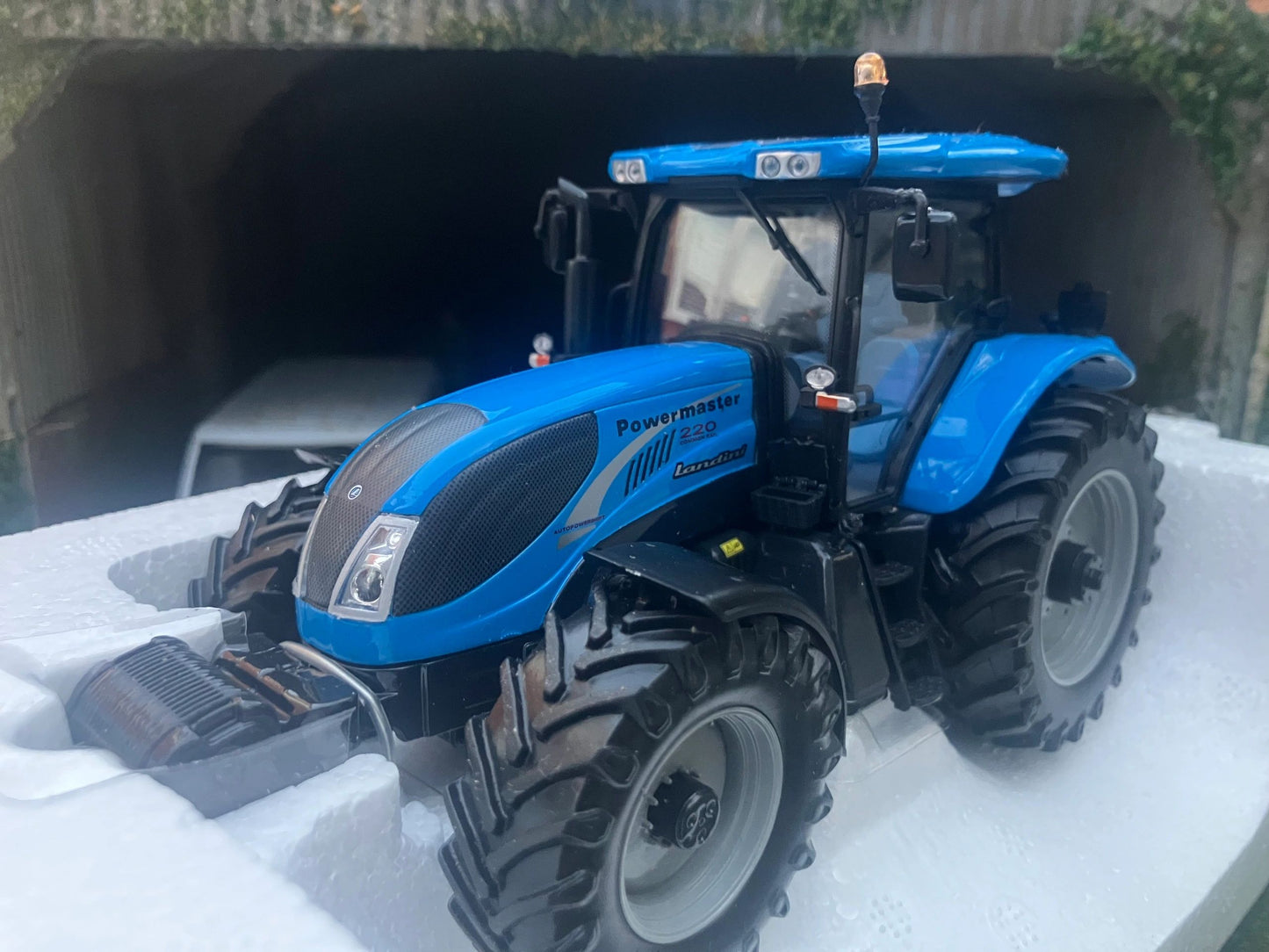 Obsolete Universal Hobbies Landini Powermaster 220 Tractor 1:32 Dealer Box Image 3