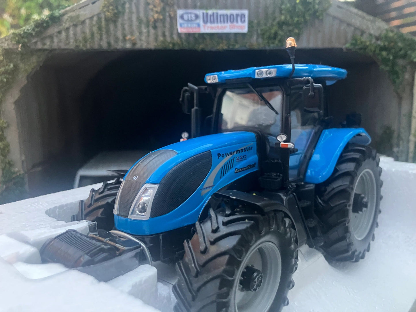 Obsolete Universal Hobbies Landini Powermaster 220 Tractor 1:32 Dealer Box Image 4