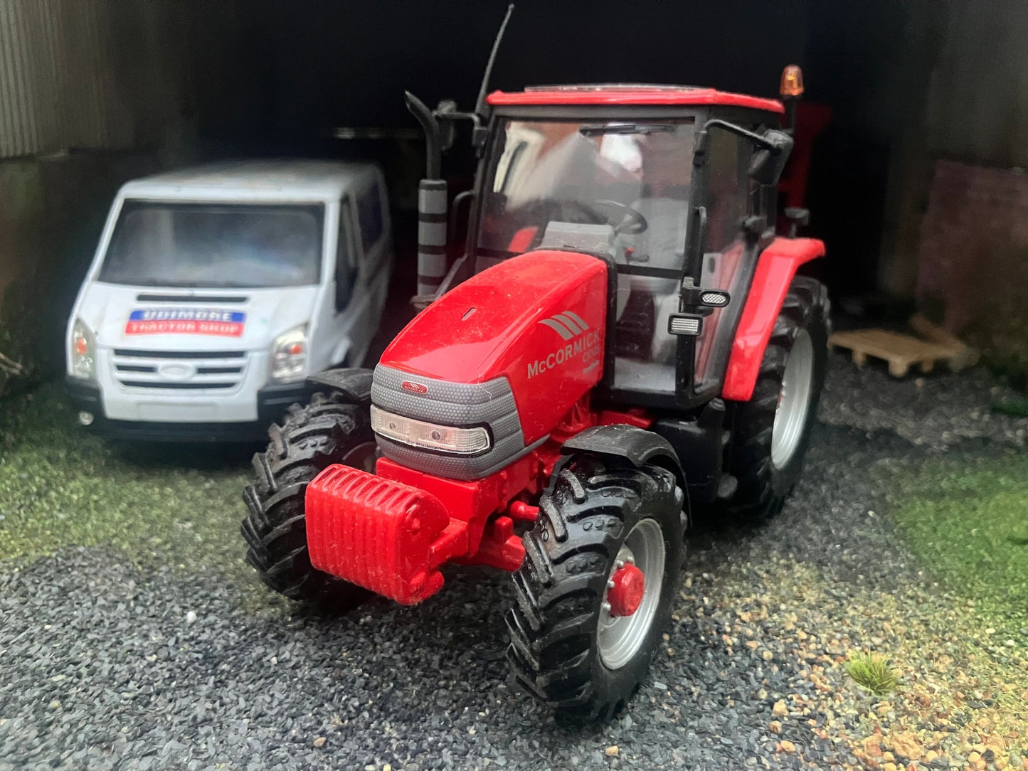 Obsolete Universal Hobbies McCormick CX105 Tractor 1:32 Dealer Box Image 4