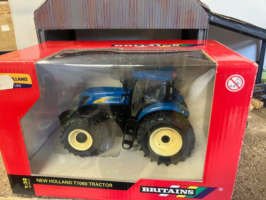 RARE Vintage Britains New Holland T7060 Tractor 1:32 scale 42301 Image 2