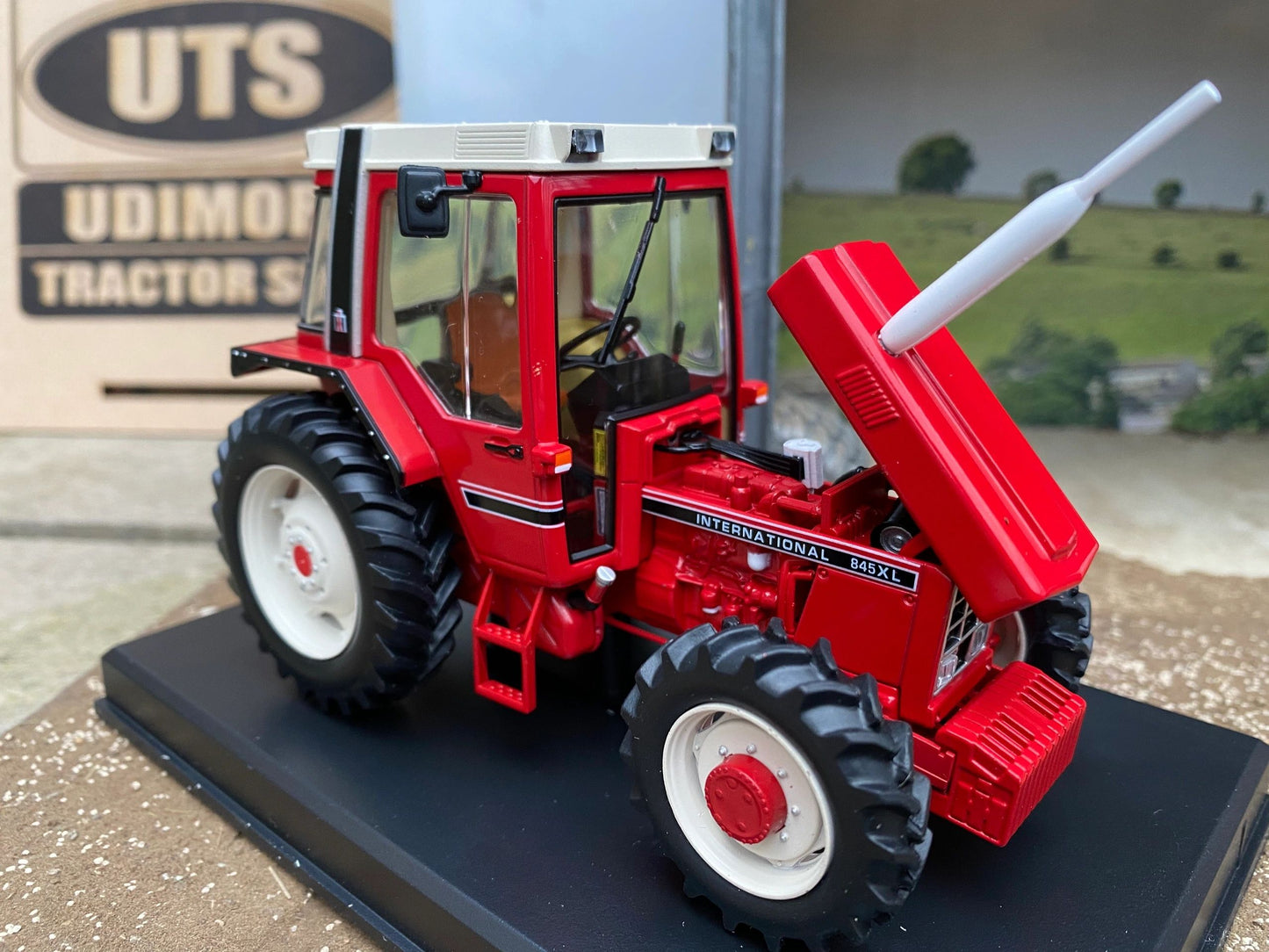 REP060 Replicagri International 845XL 4wd tractor 1:32 scale Boxed Image 3