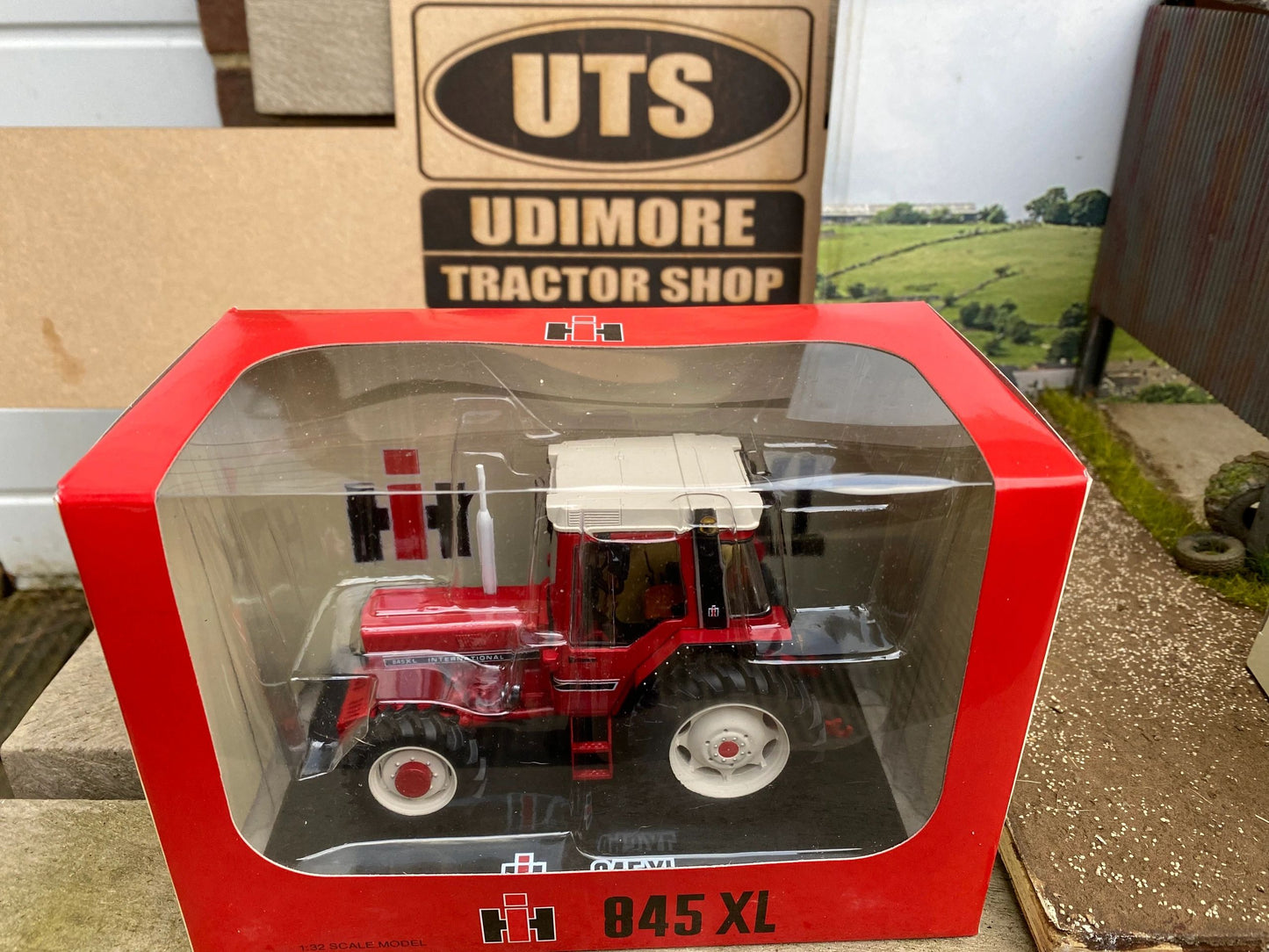 REP060 Replicagri International 845XL 4wd tractor 1:32 scale Boxed Image 4