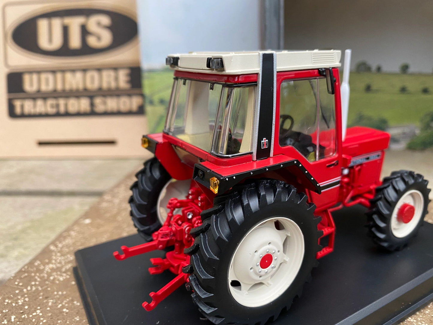 REP060 Replicagri International 845XL 4wd tractor 1:32 scale Boxed Image 5