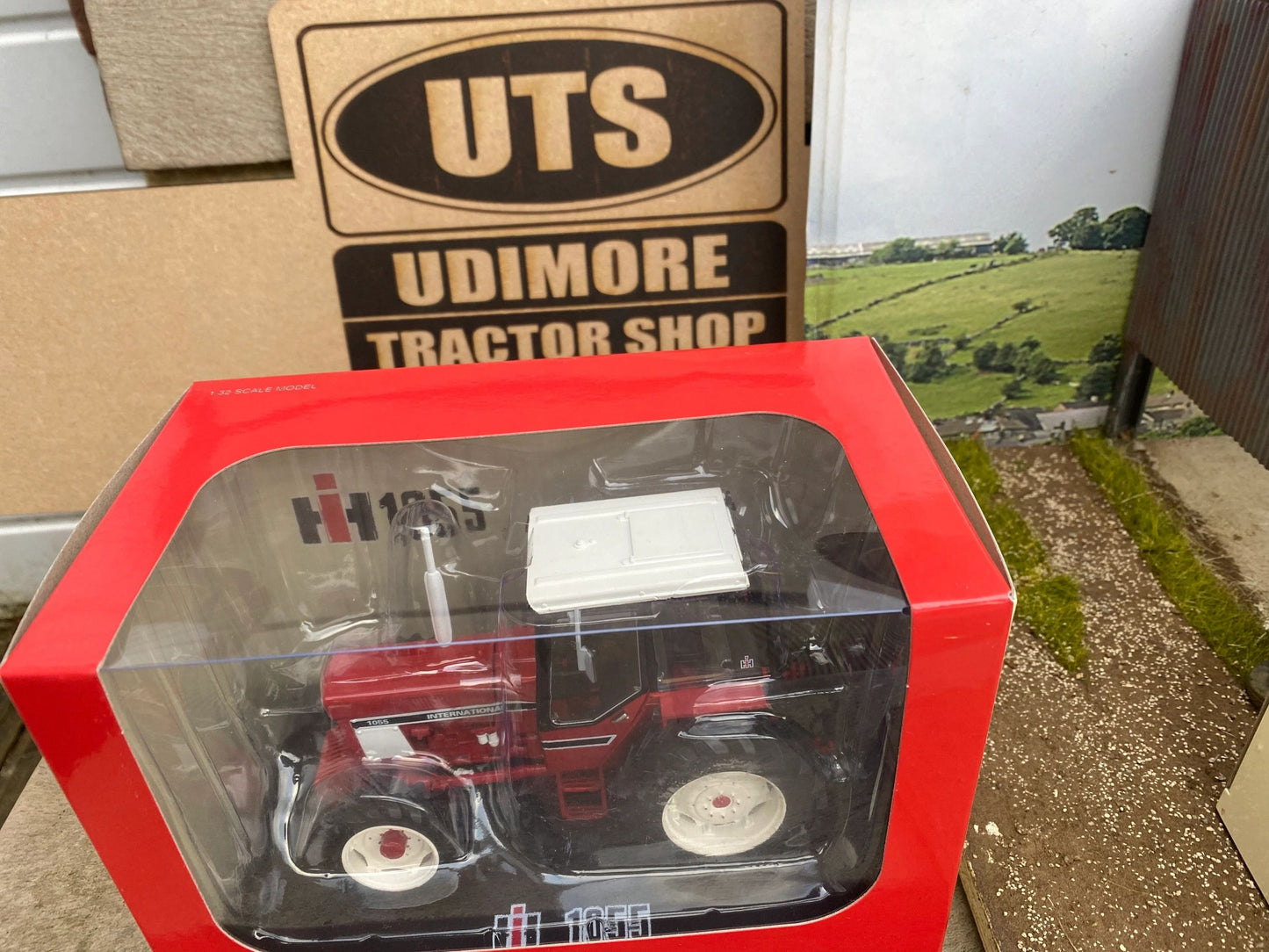 REP063 Replicagri International 1055 tractor 1:32 scale Boxed Image 3
