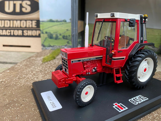 REP082 Replicagri International 845XL 2wd black fenders tractor 1:32 scale Boxed Image 2