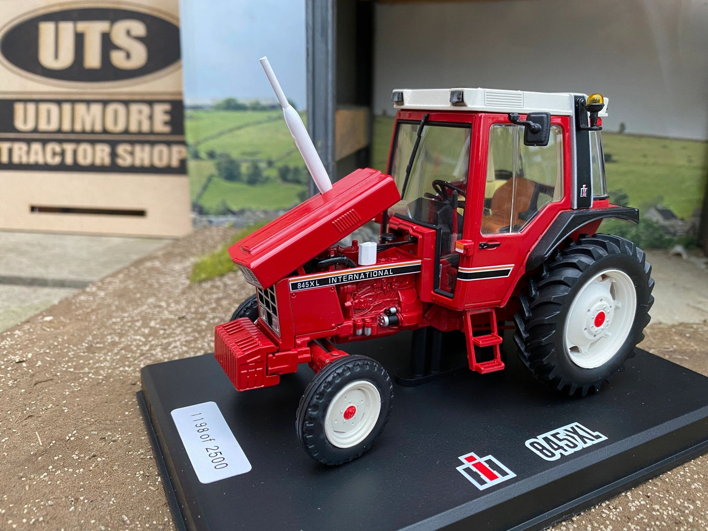 REP082 Replicagri International 845XL 2wd black fenders tractor 1:32 scale Boxed Image 3
