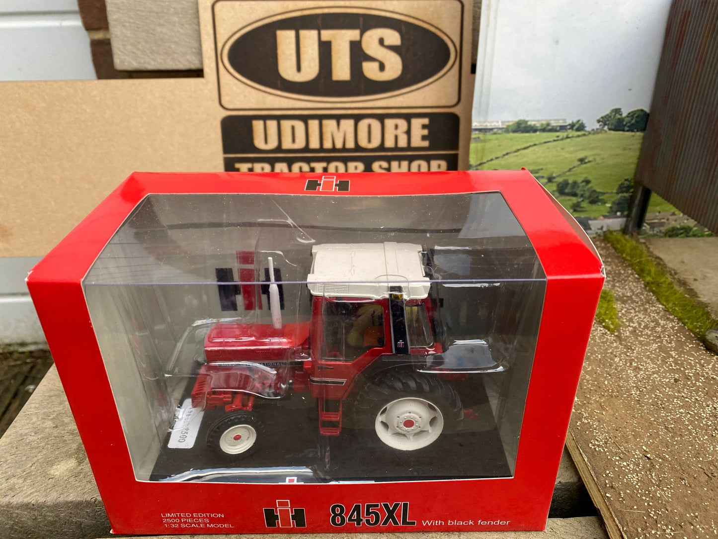 REP082 Replicagri International 845XL 2wd black fenders tractor 1:32 scale Boxed Image 4