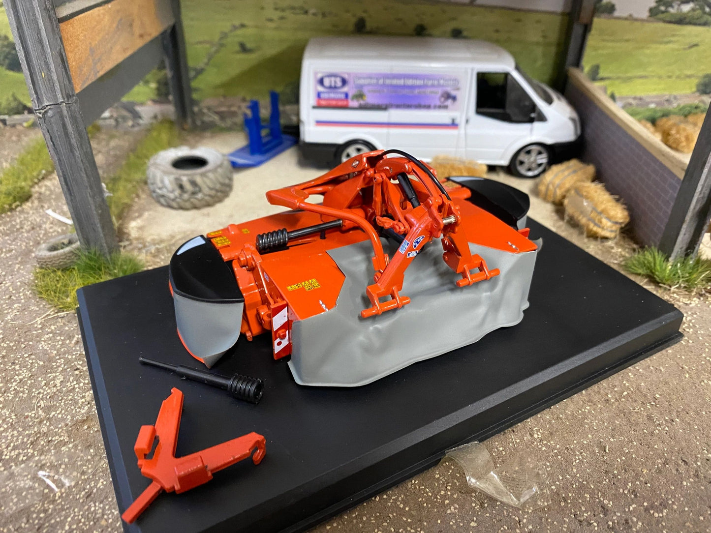 REP139 Replicagri Kuhn FC 3125 Front Mower 1:32 scale Boxed Image 3