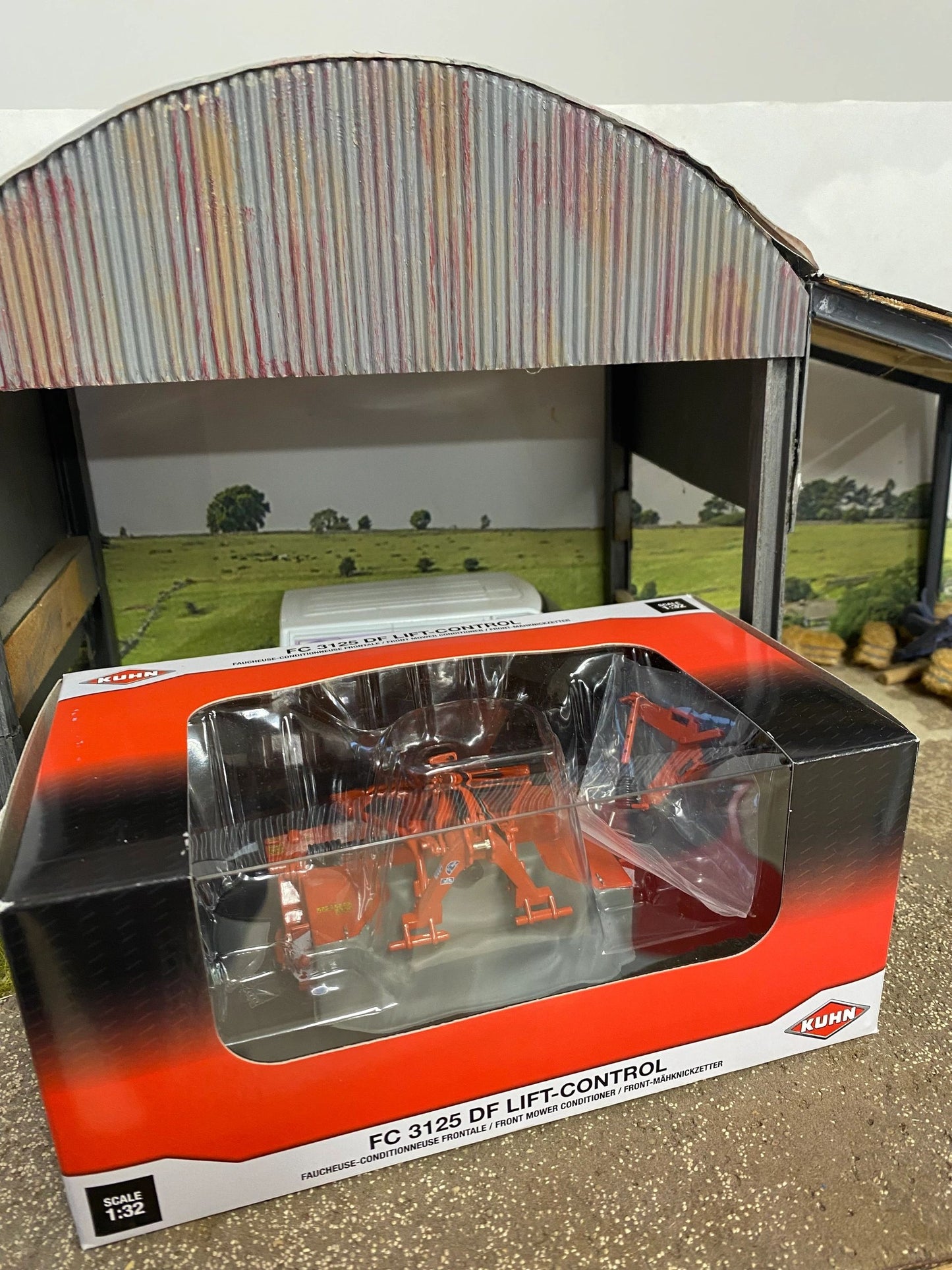 REP139 Replicagri Kuhn FC 3125 Front Mower 1:32 scale Boxed Image 4
