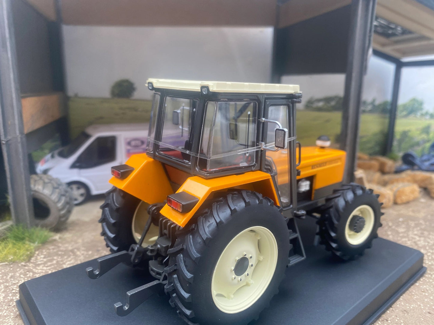 REP178 Replicagri Renault 981-4 tractor 1:32 scale Boxed Image 4