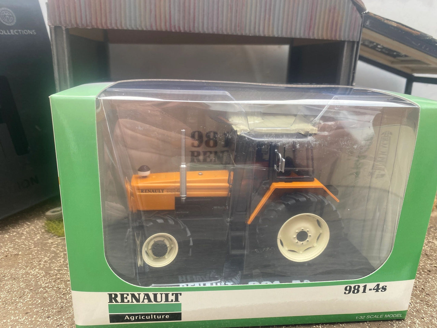 REP178 Replicagri Renault 981-4 tractor 1:32 scale Boxed Image 6