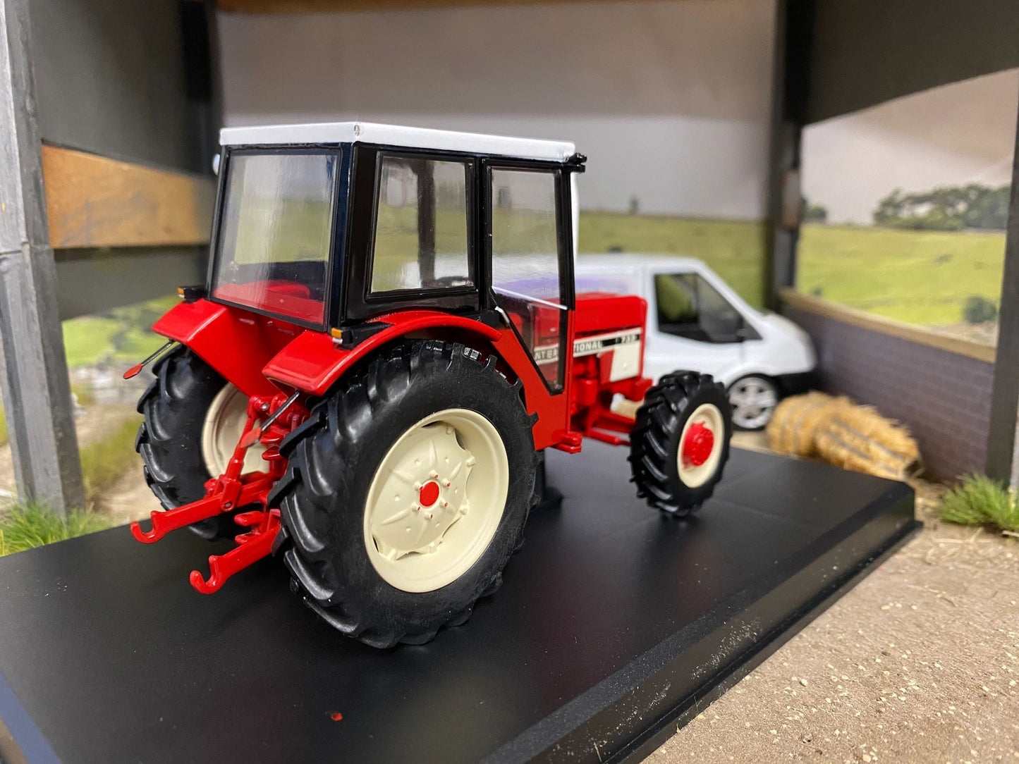 REP184 Replicagri International 733 4wd tractor 1:32 scale Boxed Image 2