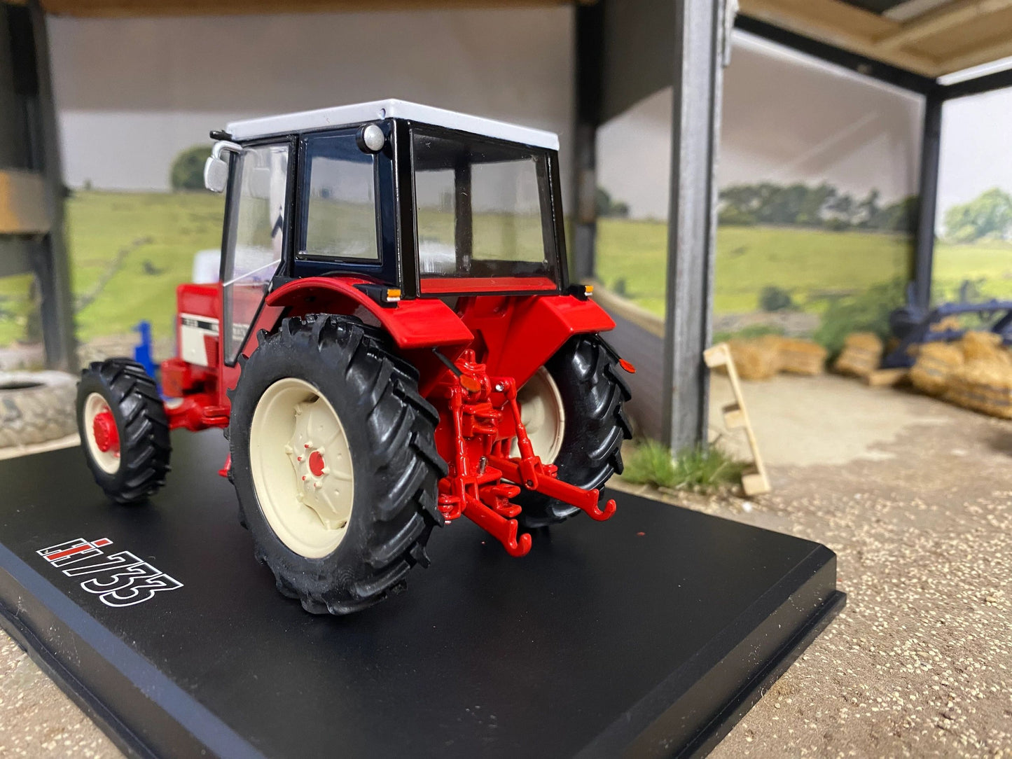 REP184 Replicagri International 733 4wd tractor 1:32 scale Boxed Image 3