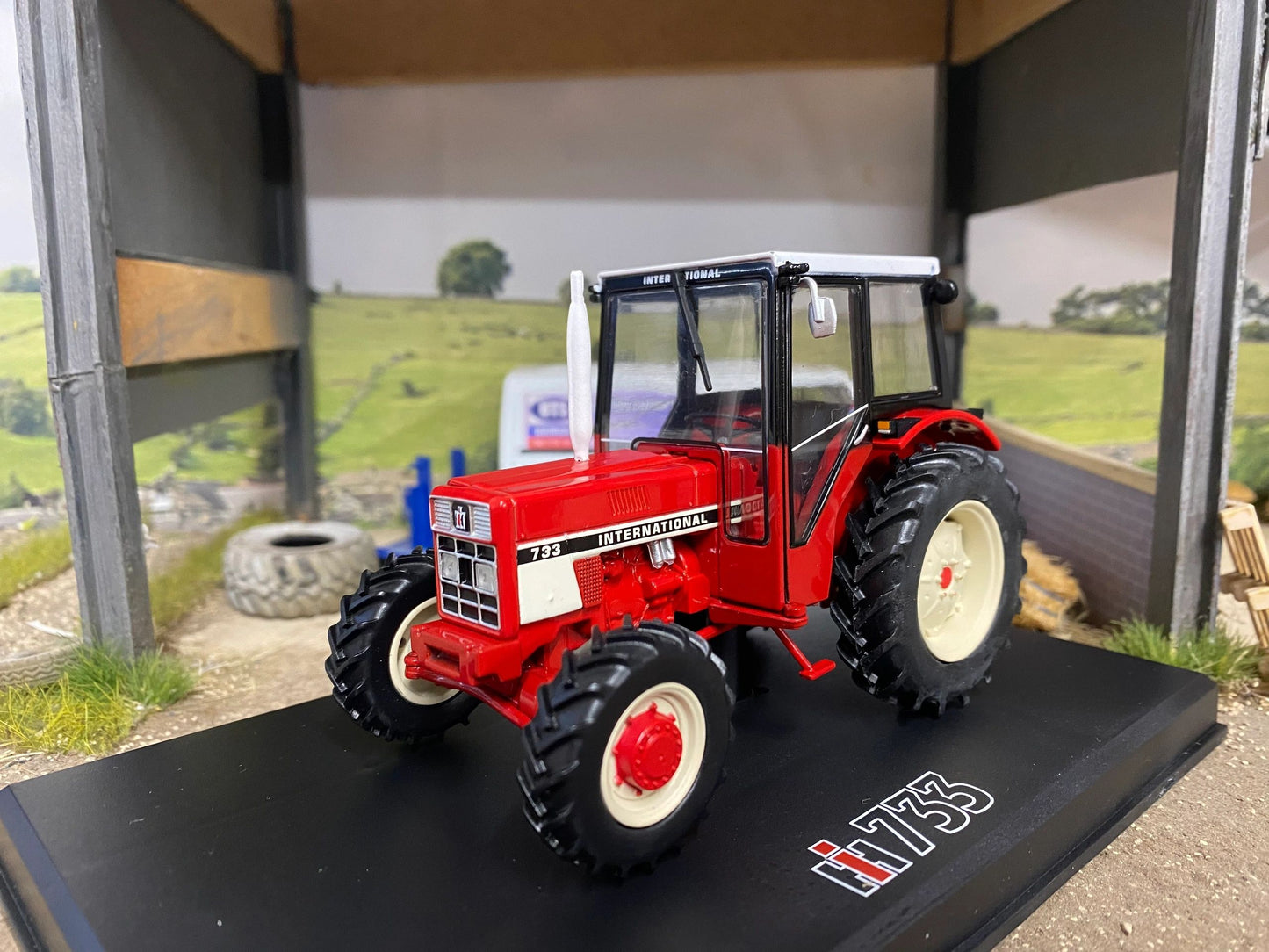 REP184 Replicagri International 733 4wd tractor 1:32 scale Boxed Image 5
