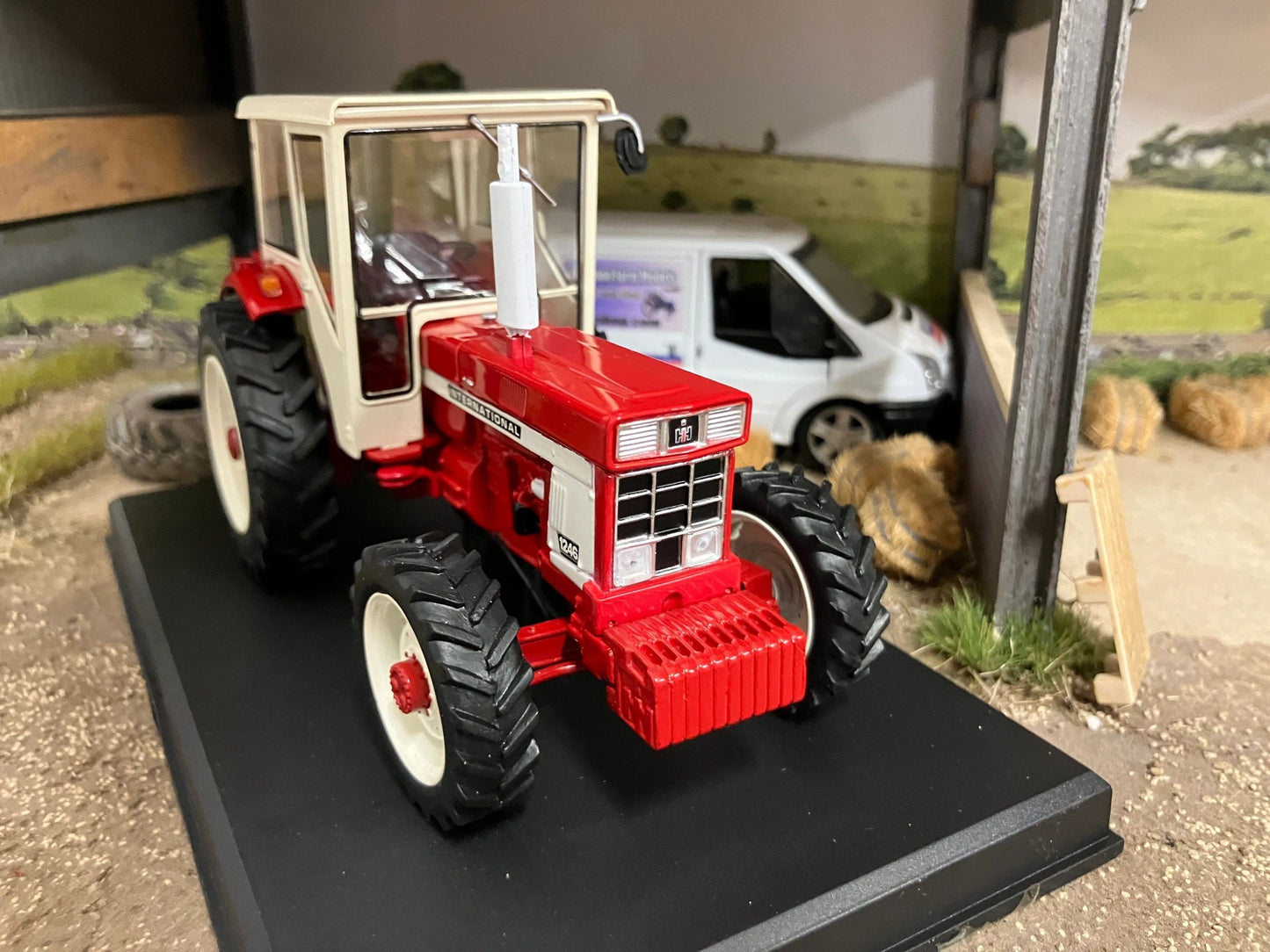 REP204 Replicagri International IH 1246 4wd tractor 1:32 scale Boxed Image 3