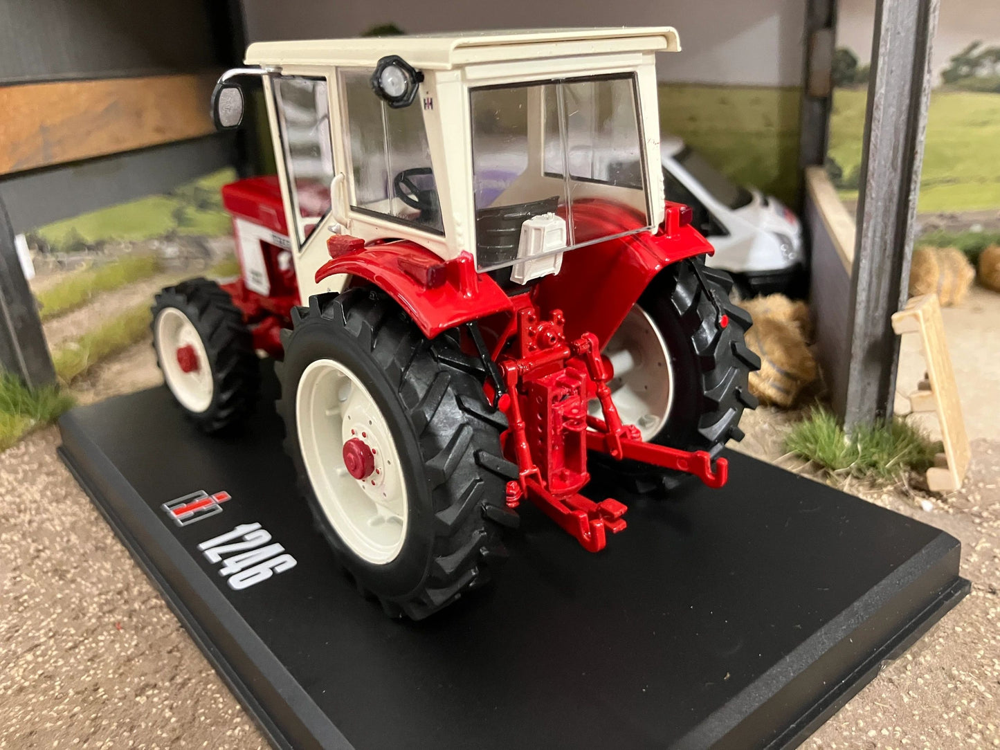 REP204 Replicagri International IH 1246 4wd tractor 1:32 scale Boxed Image 5