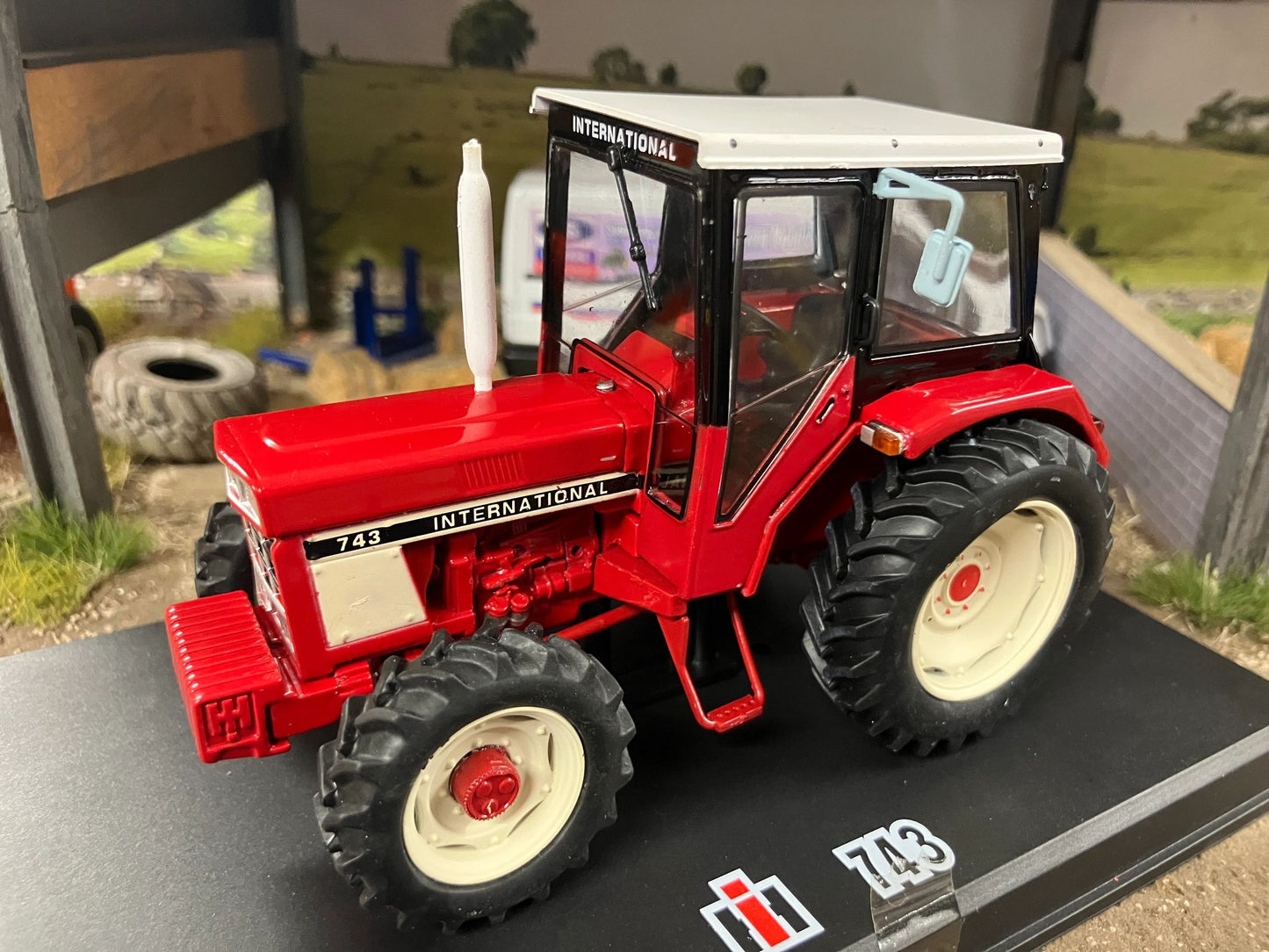 REP210 Replicagri International IH 743 4wd tractor 1:32 scale Boxed Image 3