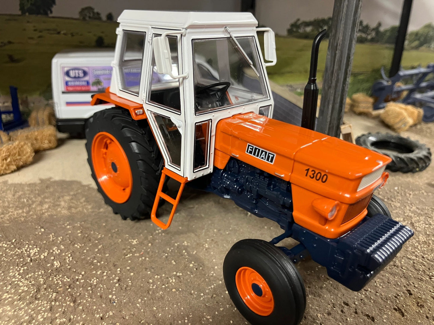 REP236 Replicagri Fiat 1300 2wd tractor 1:32 scale Boxed Image 5