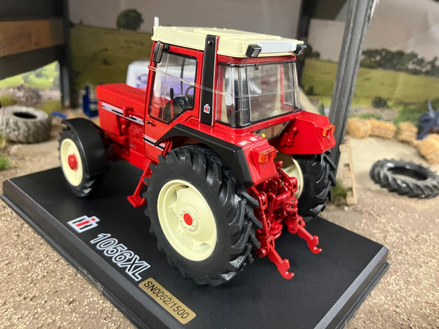 REP275 Replicagri International 1056 XL tractor 1:32 scale Boxed Limited Edition Image 2