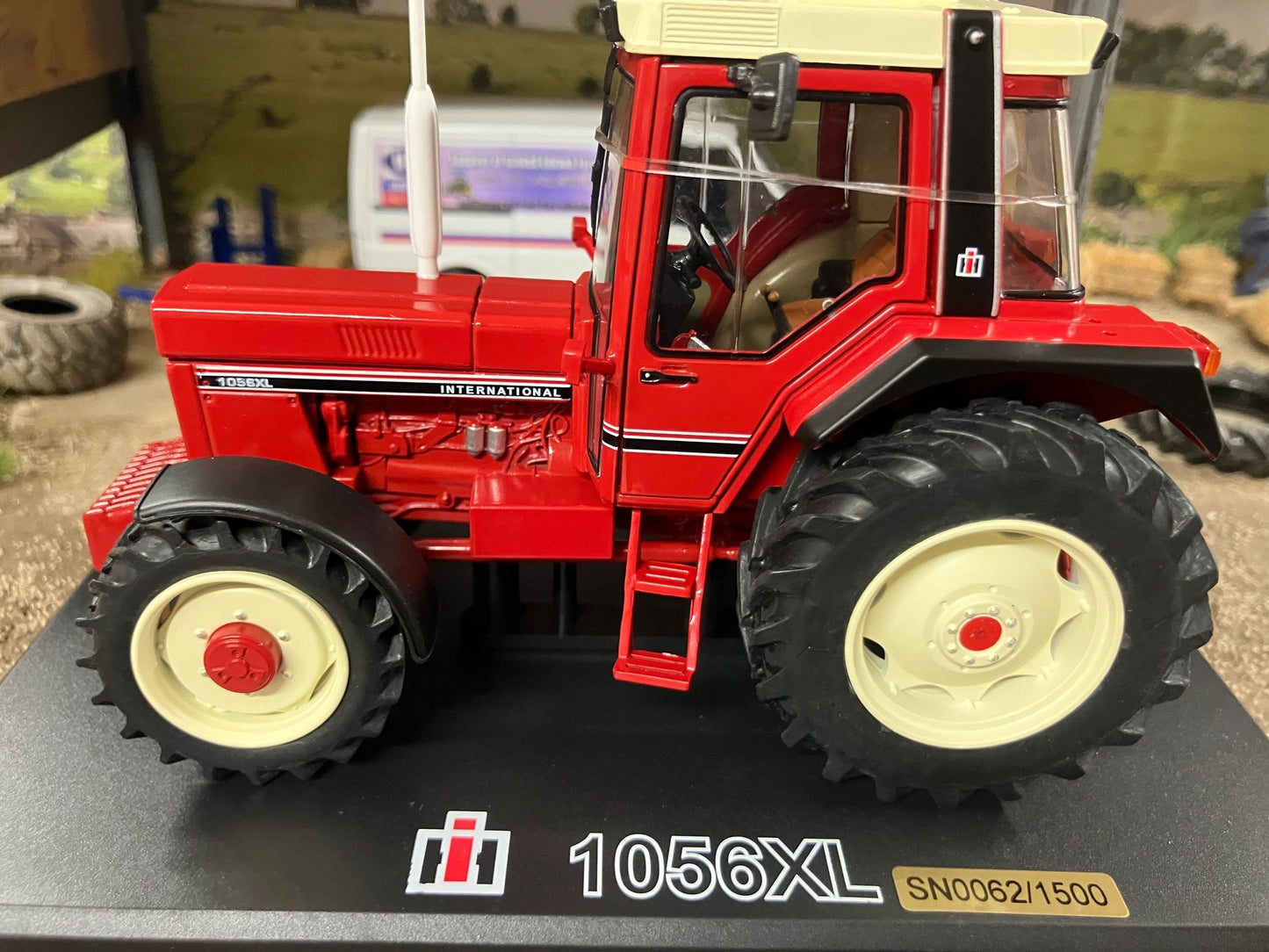 REP275 Replicagri International 1056 XL tractor 1:32 scale Boxed Limited Edition Image 3