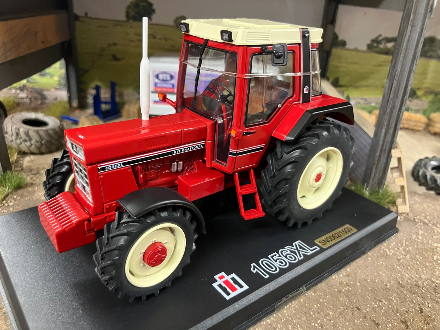 REP275 Replicagri International 1056 XL tractor 1:32 scale Boxed Limited Edition Image 4