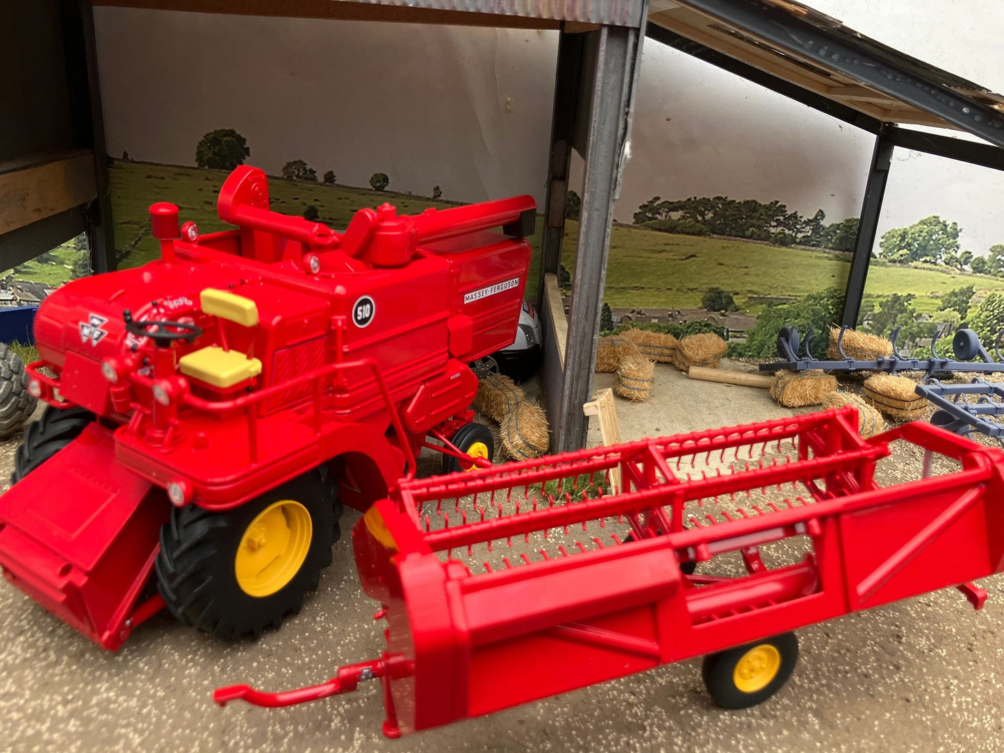 REP283 Replicagri Massey Ferguson 510 Combine Harvester Gen 2 with detachable header trailer Stunning in 1:32 scale Image 8