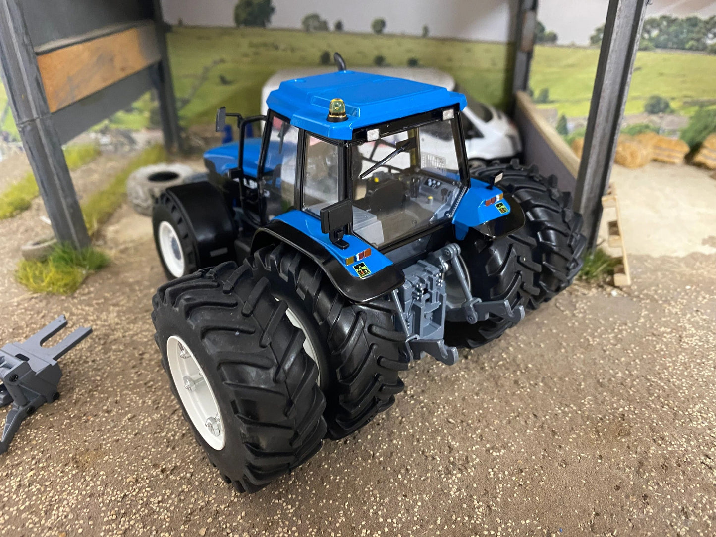 REPB22 Replicagri New Holland 8560 removable rear duals Tractor Boxed 1:32 scale IN STOCK Image 4