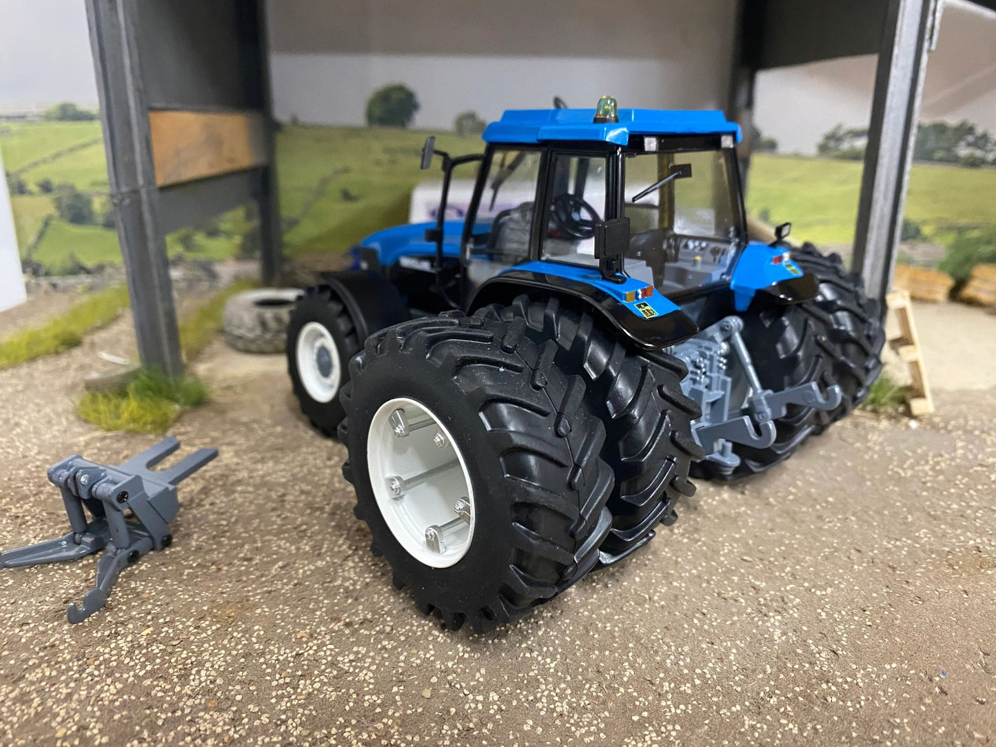 REPB22 Replicagri New Holland 8560 removable rear duals Tractor Boxed 1:32 scale IN STOCK Image 5