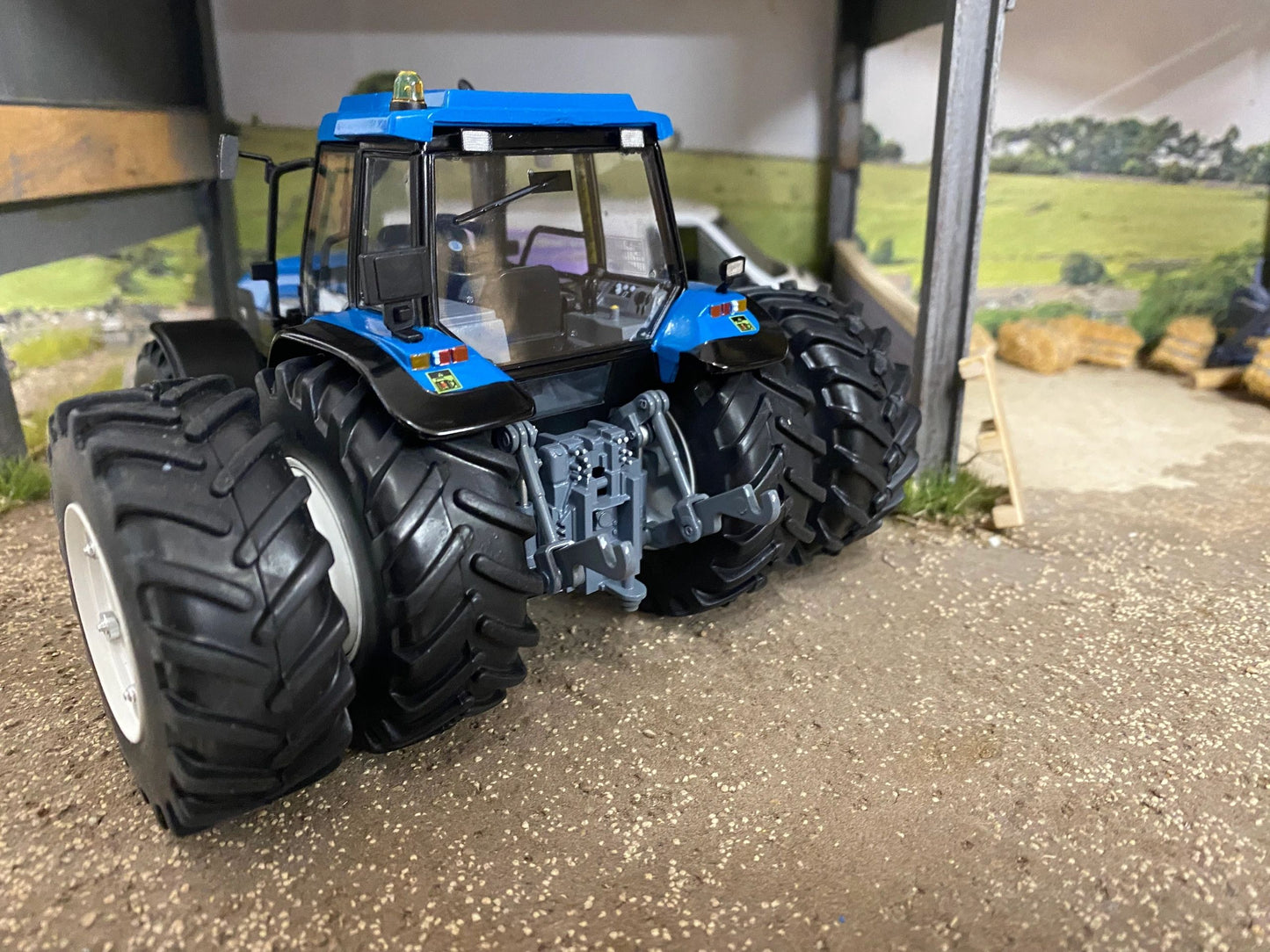 REPB22 Replicagri New Holland 8560 removable rear duals Tractor Boxed 1:32 scale IN STOCK Image 7