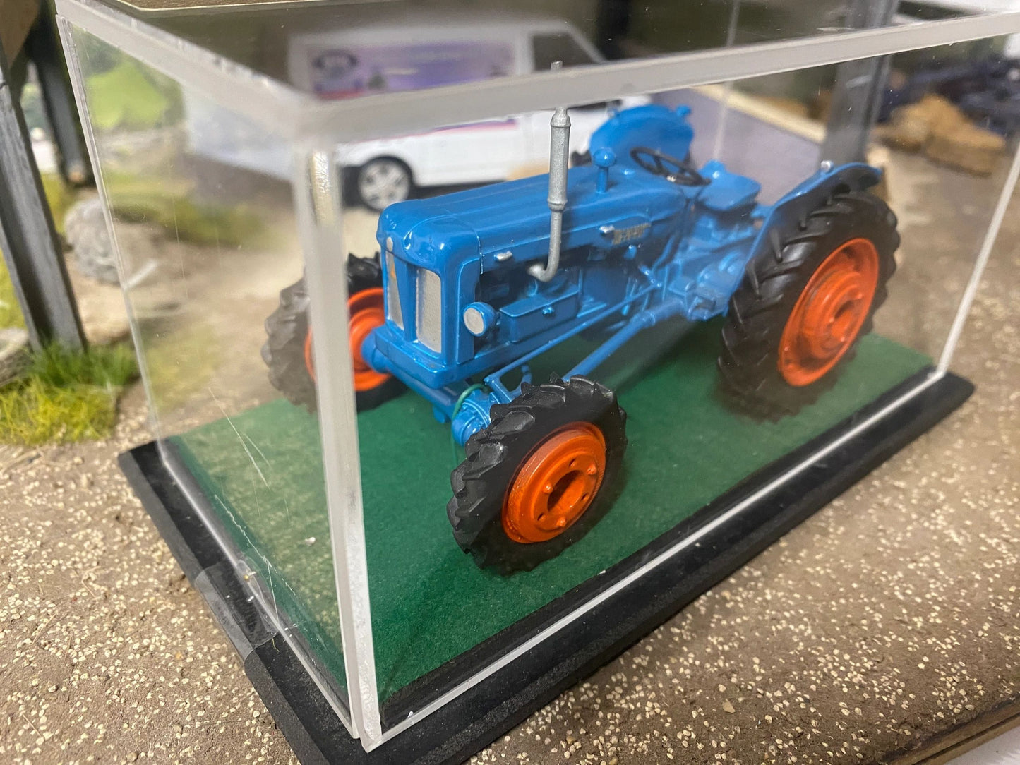 SCALEdown Handbuilt Fordson Major Tractor 1:32 scale Display case COLLECTION ONLY Image 3