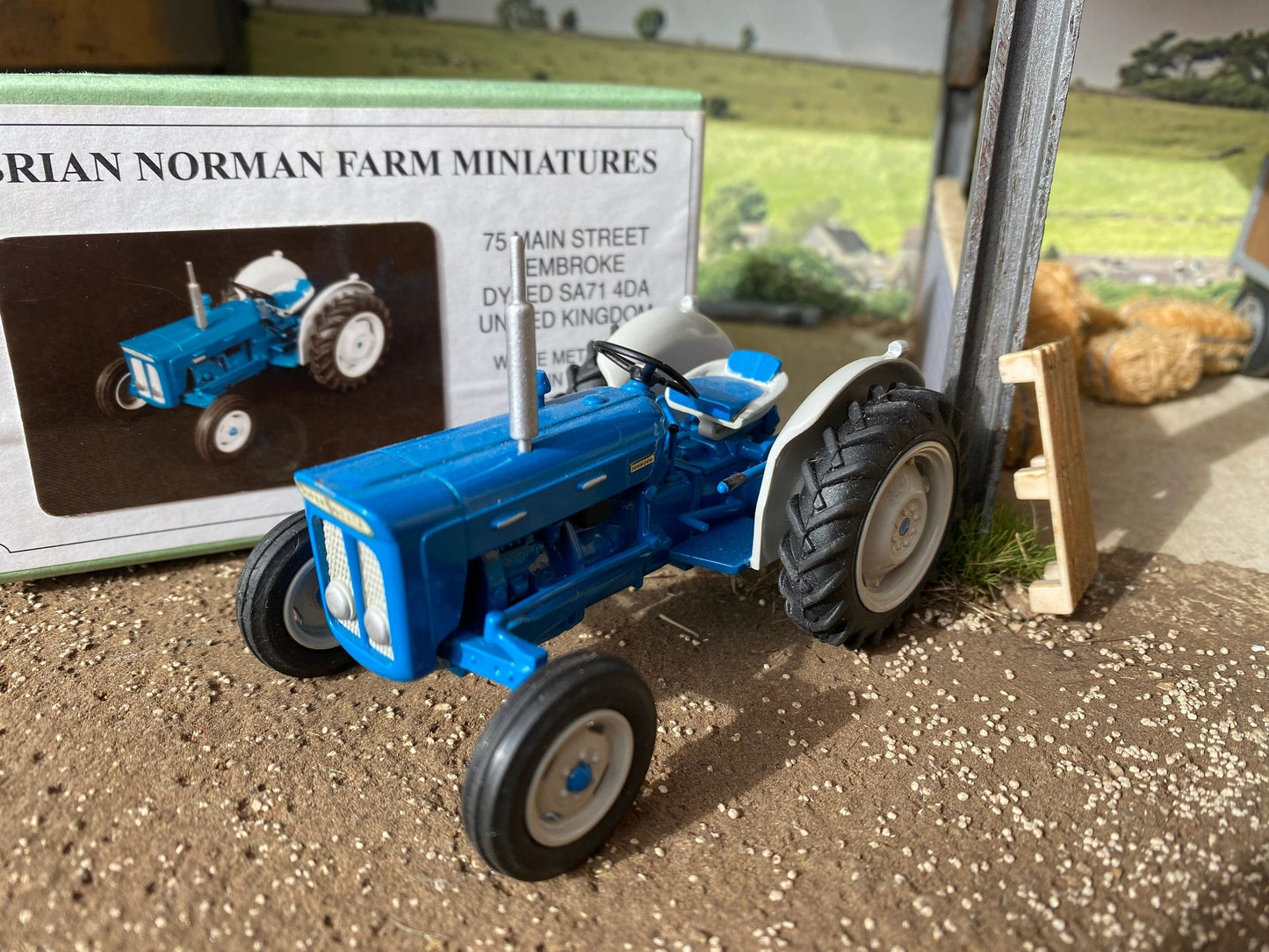 Scratch built Brian Norman Farm Miniatures Fordson Super Dexta Tractor 1:32 Scale Image 3