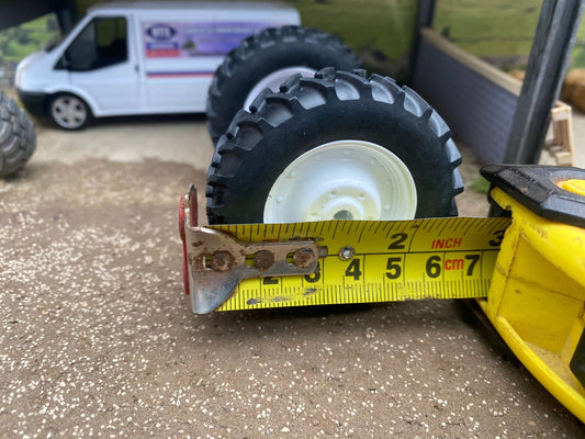 Set of 2 wheels and axle 1:32 scale Image 2