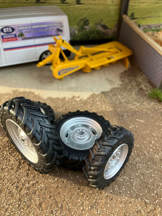 Set of 4 Silver wheels tyres 1:32 scale 50mm x 13mm , 40mm x 10mm Image 2