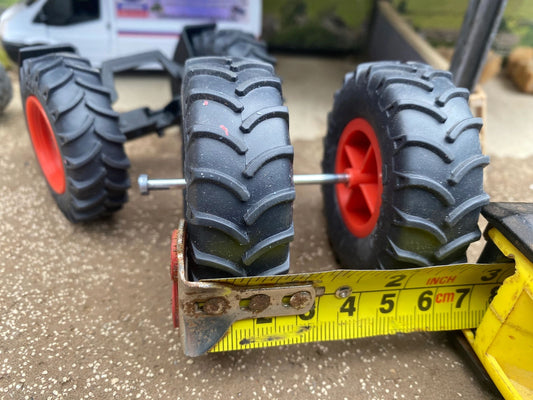 Set of 4 wheels and axles 1:32 scale Image 2