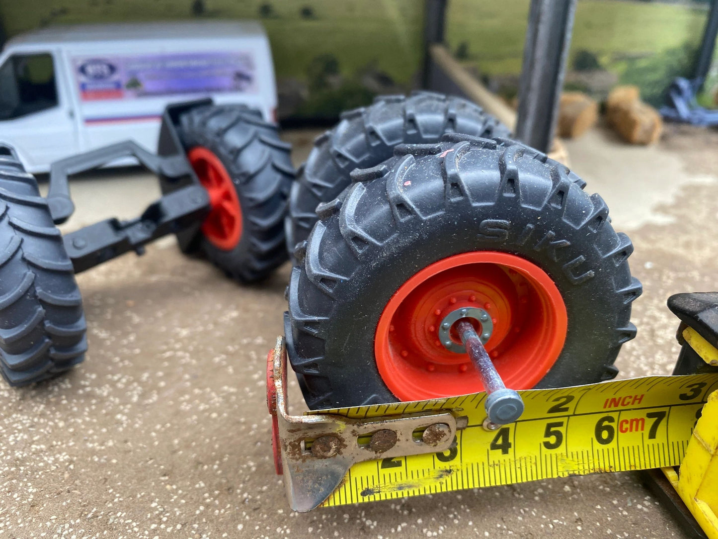 Set of 4 wheels and axles 1:32 scale Image 3