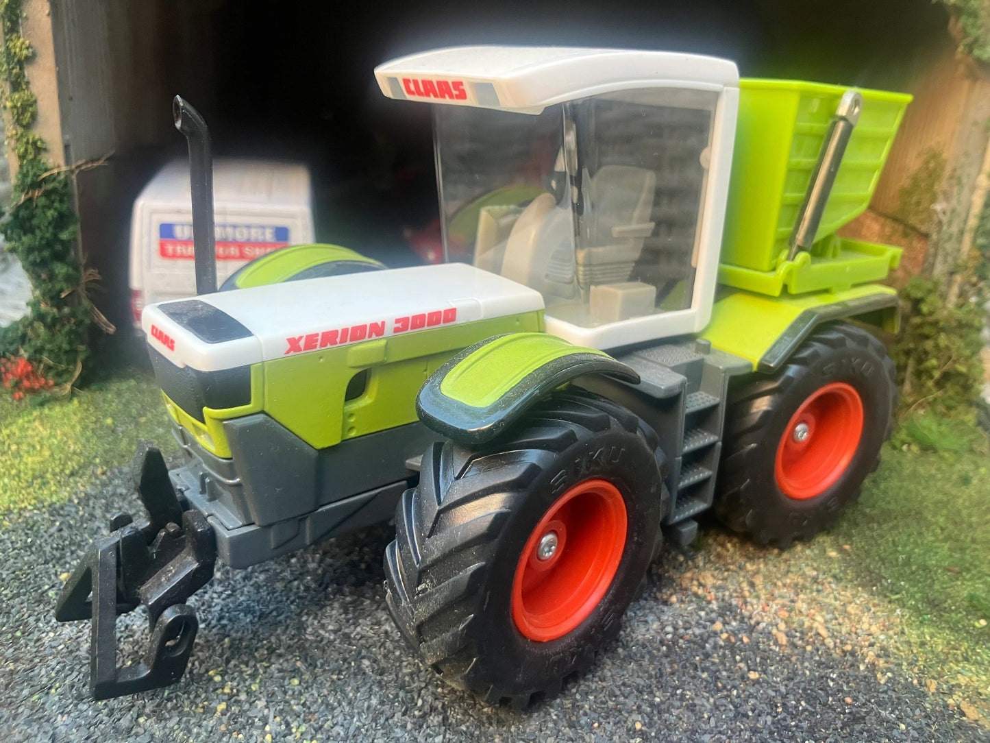 Siku Claas xerion 3000 Tractor 1:32 BOXED Image