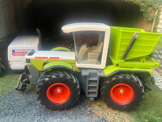 Siku Claas xerion 3000 Tractor 1:32 BOXED Image 2