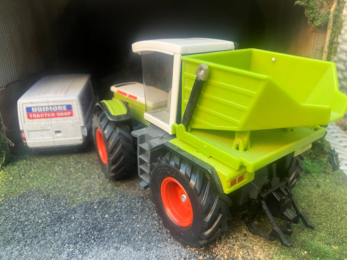 Siku Claas xerion 3000 Tractor 1:32 BOXED Image 3