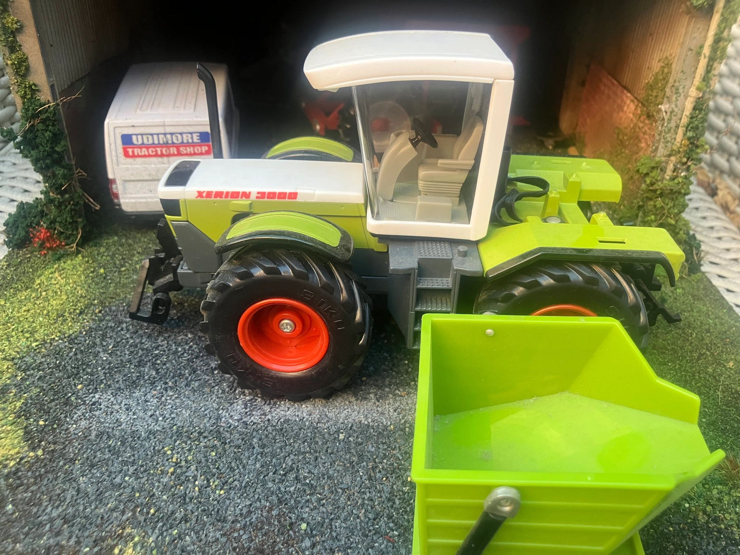 Siku Claas xerion 3000 Tractor 1:32 BOXED Image 4